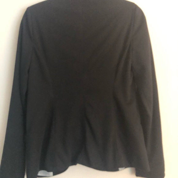 Black fitted lined jacket. Size medium (junior sizing)and in good condition. - Picture 4 of 4